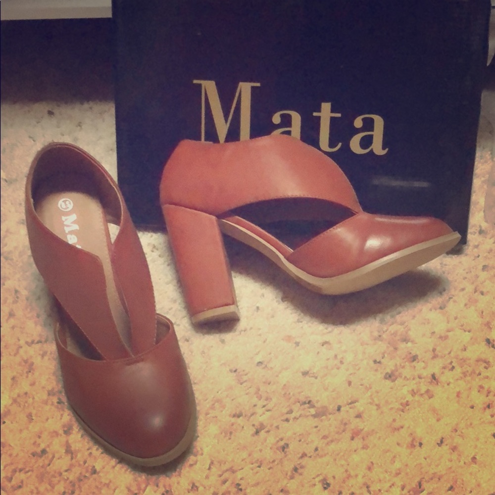 Brand new v ankle booties brown